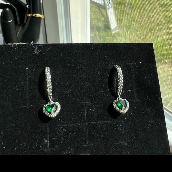 Gorgeous pure silver heart hoop 925 stamped emerald earrings - Picture 4 of 8